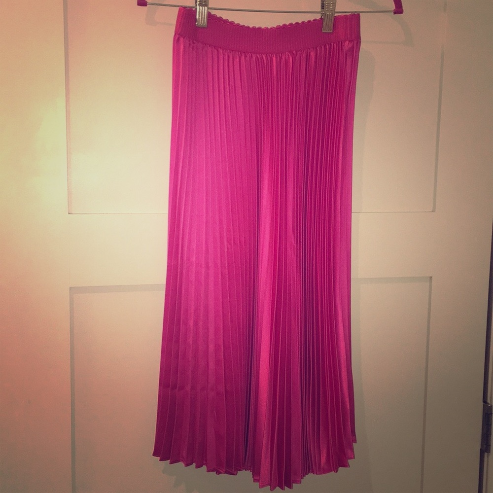 Pleaded midi skirt in hot pink.